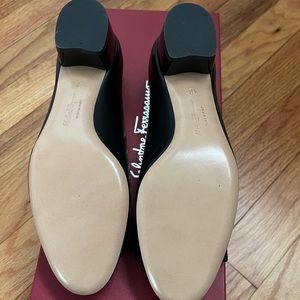 Salvatore ferragamo womens vara shoe sz 4B